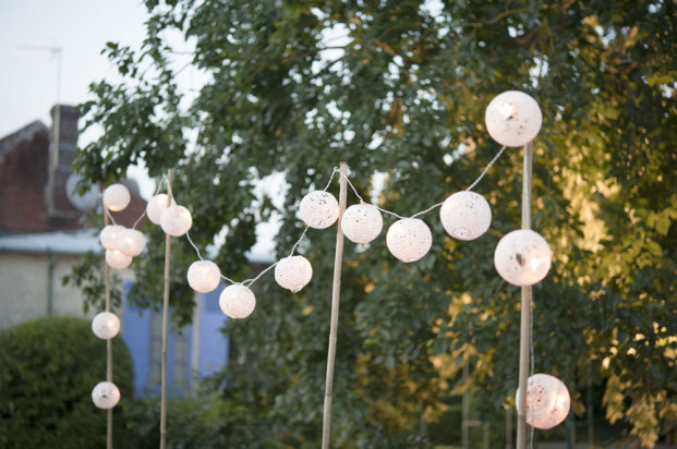 ©Solveig et Ronanphotographes - Mariage pastel a la  campagne - La mariee aux pieds nus